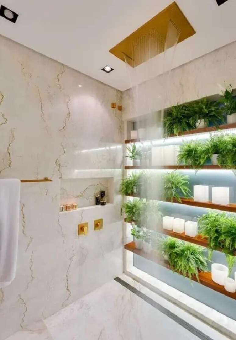 27. Chuveiro de teto dourado e ralo linear completam o decor do banheiro &ndash; Foto: @stylehome_br