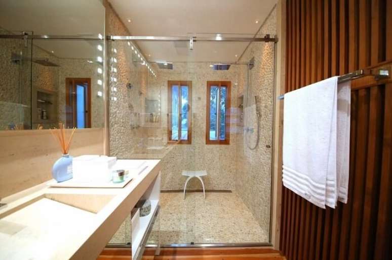 3. Banheiro compartilhado com ralo linear &ndash; Projeto de MeyerCortez Arquitetura & Design