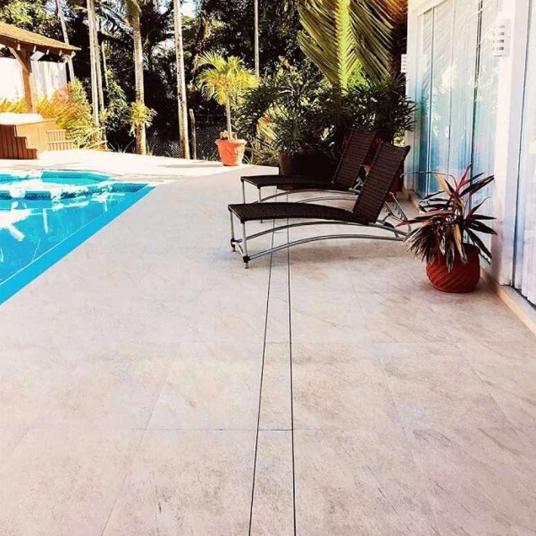 37. Modelo de ralo linear de piscina &ndash; Foto: Keyato