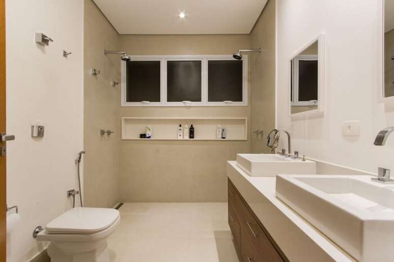 23. Banheiro su&iacute;te com ralo linear &ndash; Projeto de Otoni Arquitetura