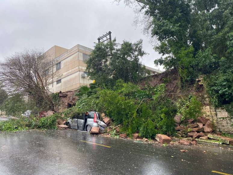 Com ruas e casas inundadas, Porto Alegre e Região Metropolitana estão em  alerta diante de mais chuva e nova formação de ciclone