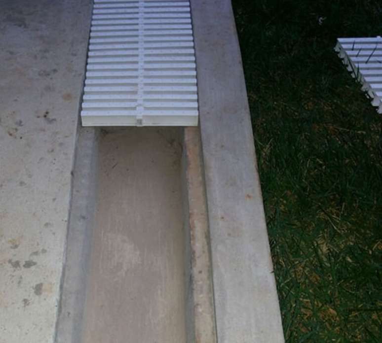 4. Modelo de ralo linear de pl&aacute;stico &ndash; Foto: Sarlo Pl&aacute;sticos