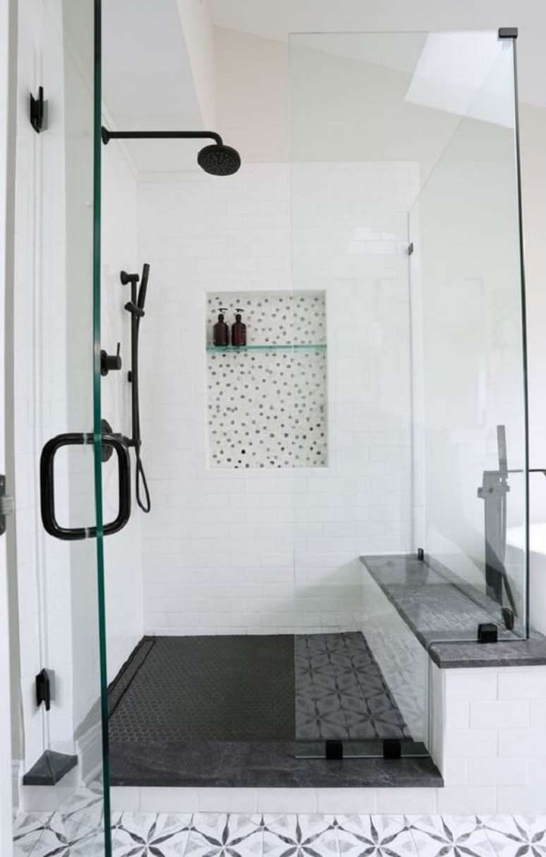 6. Banheiro clean com ralo linear oculto &ndash; Foto: Reimagine Interiors