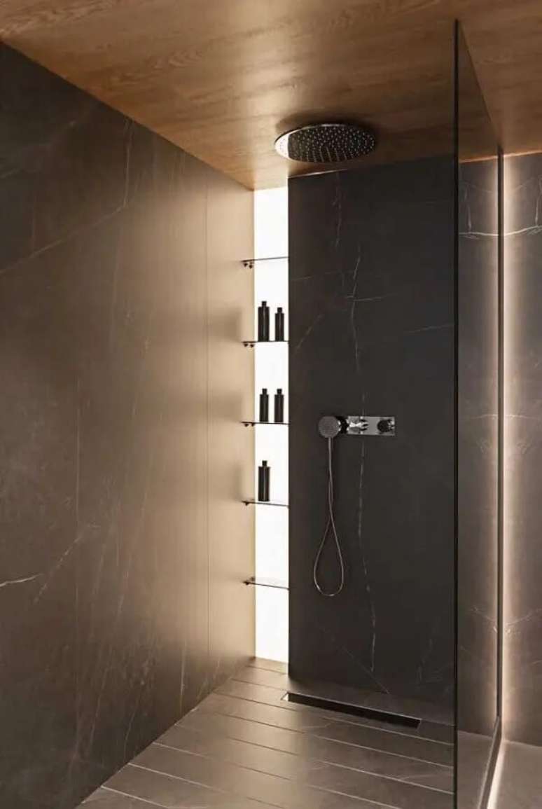 29. Chuveiro de teto e ralo linear traz um toque especial para o dec&oacute;r &ndash; Foto: Decor F&aacute;cil