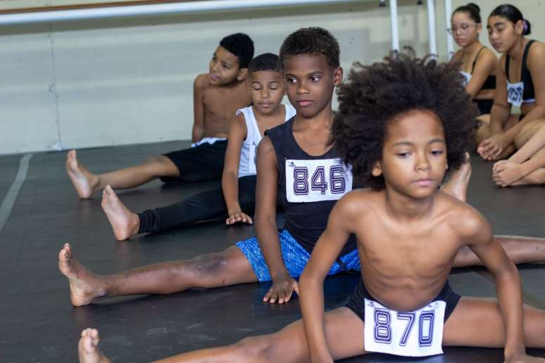 Meninos entre 10 e 17 anos também participaram da seleção de dançarinos para a Escola de Teatro Bolshoi no Brasil