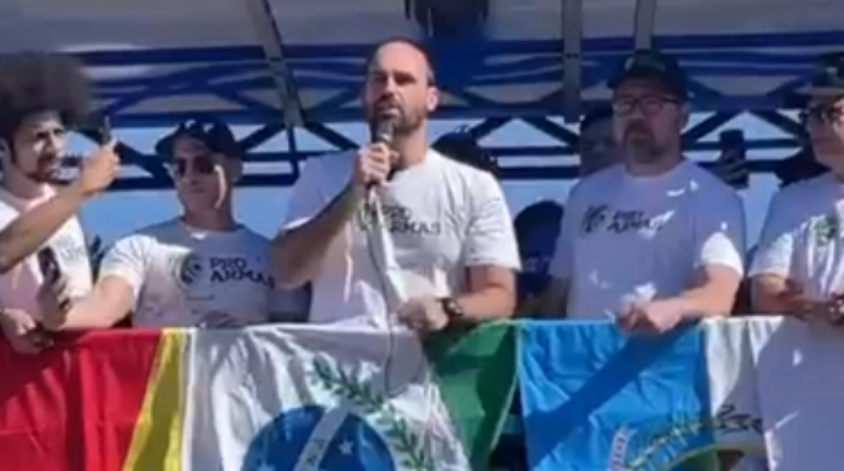 Eduardo Bolsonaro compara professores "doutrinadores" a traficantes 