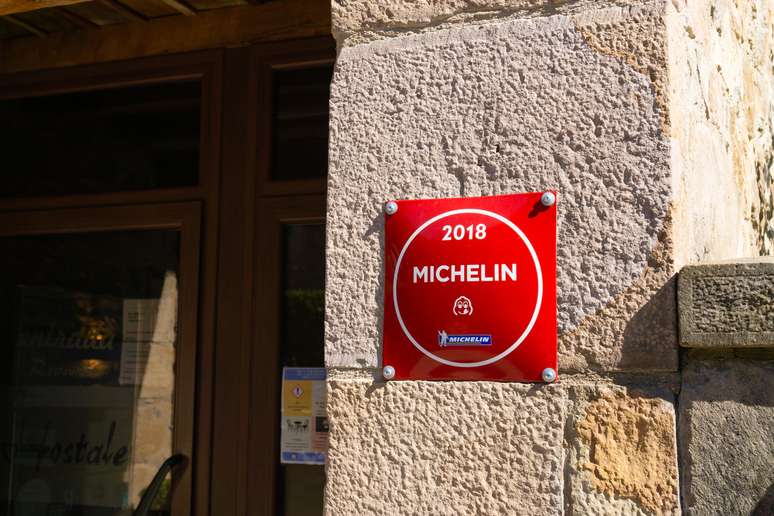 Placa Michelin no restaurante L'hostalet em 2018, na Espanha