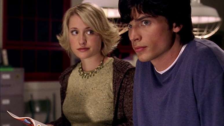 Allison Mack e Tom Welling na série Smallville, que retrata as aventuras de um jovem Clark Kent antes de se tornar Superman.