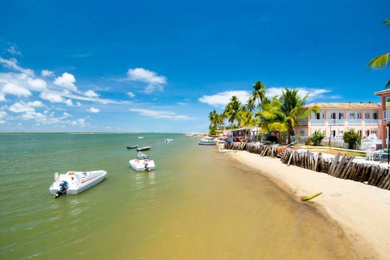 Mangue Seco é marcado pelas dunas de areia branca, praias semidesertas e rústicas 