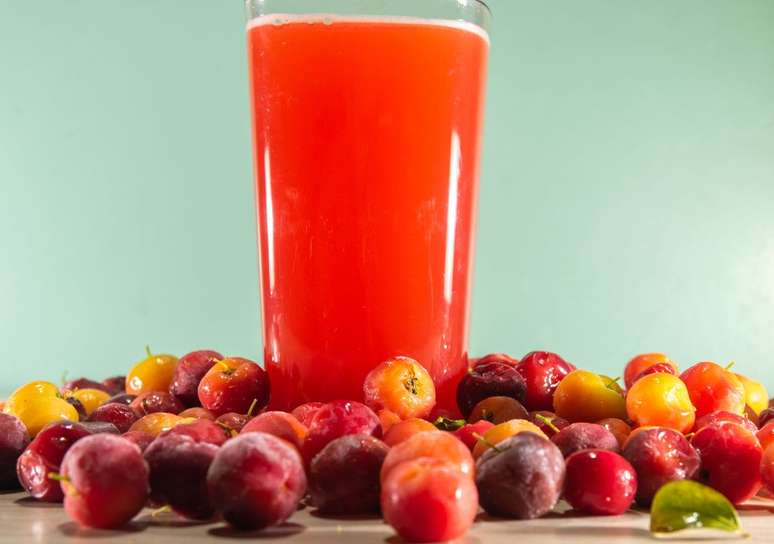 Acerola juice and frozen strawberries to liven up the afternoon.