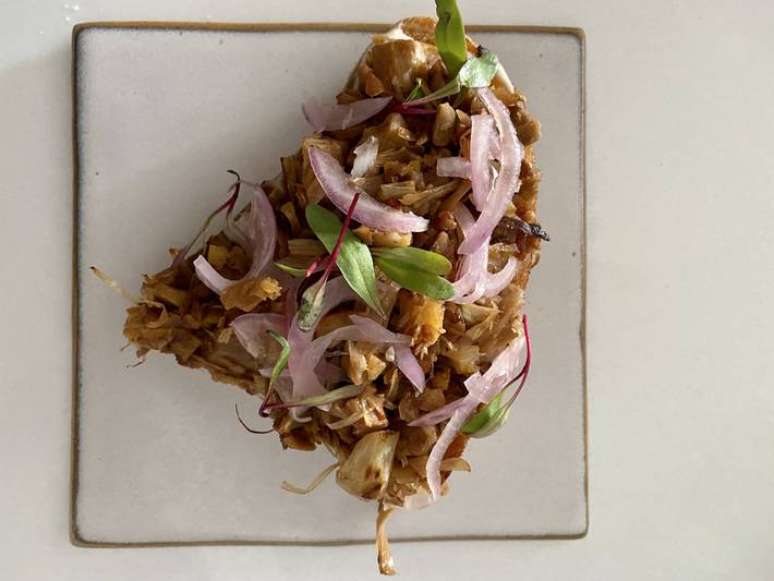 Tostada de carne de jaca, entrada servida no restaurante Camélia Òdòdó