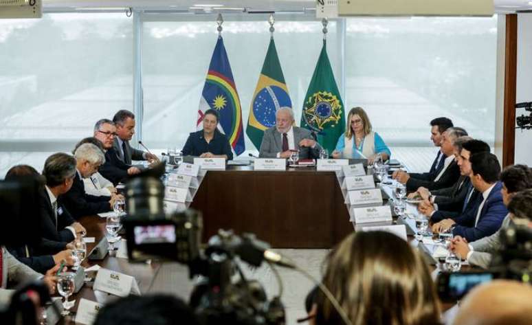 Lula teve reunião com a governadora de Pernambuco, Raquel Lyra (à esquerda na foto) e a presidente da Caixa, Maria Rita Serrano (à direita), durante assinatura de contrato FINISA - Financiamento à Infraestrutura e ao Saneamento