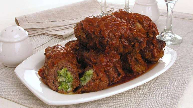 Bife rolê de brócolis com gorgonzola