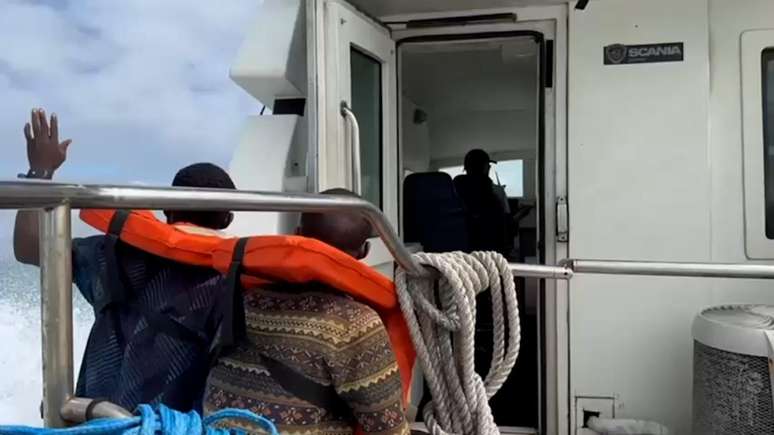 Os nigerianos foram resgatados de barco por agentes da Pol&iacute;cia Federal