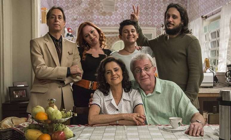 Álbum. Pedro Cardoso, Guta Stresser, Vinícius Moreno e Lúcio Mauro Filho, com Marieta Severo e Marco Nanini