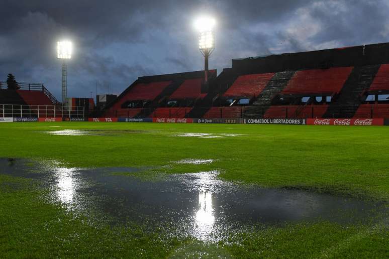 Estádio do Patronato, palco desta quarta, ficou alagado antes de jogo da Libertadores – Photo by JOSE ALMEIDA/AFP via Getty Images