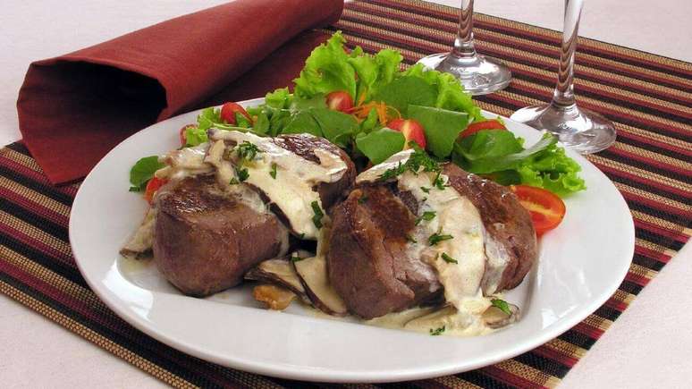 Filé ao gorgonzola e shitake