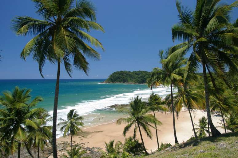 Itacaré é formada por uma sucessão de praias e morros cobertos por coqueirais 