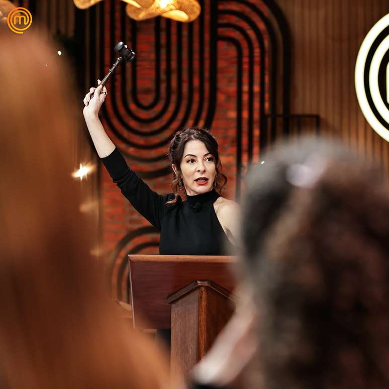 Apresentadora Ana Paula Padrão comanda leilão no MasterChef Brasil