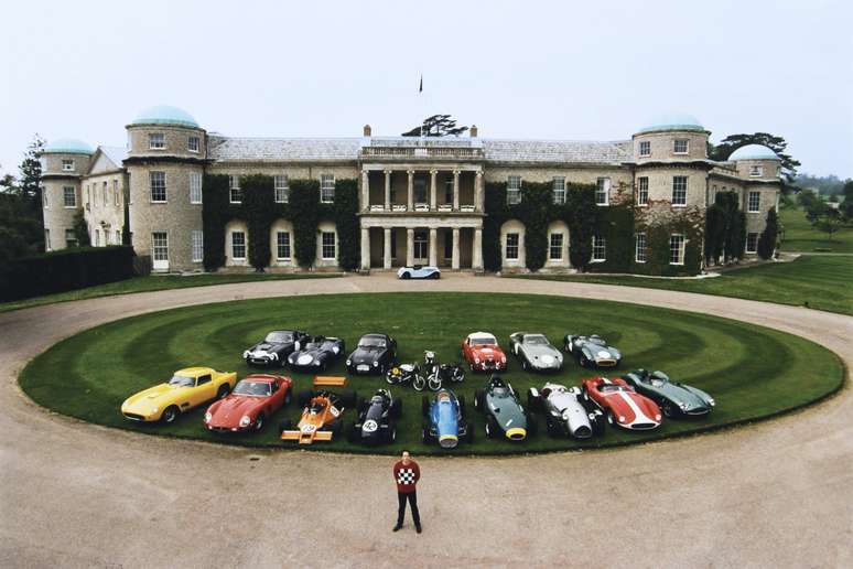 Foto da mansão de Goodwood com os participantes do primeiro Festival of Speed, em 1993