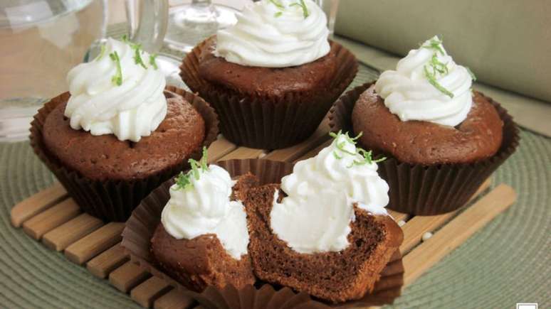 Cupcake de chocolate com creme de lim&atilde;o