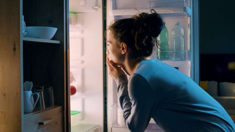 Comer à noite pode trazer alguns riscos para a saúde -