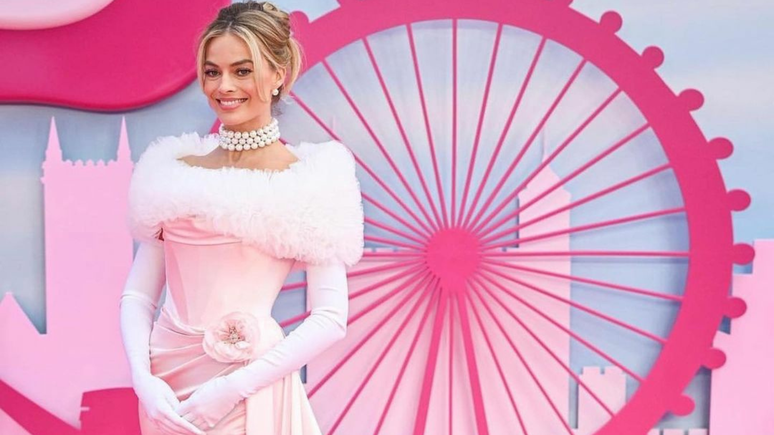 Atriz Margot Robbie posa com diversas roupas da boneca Barbie em