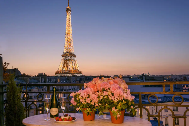 Que tal curtir o final de tarde na varanda do Chateau Latour?