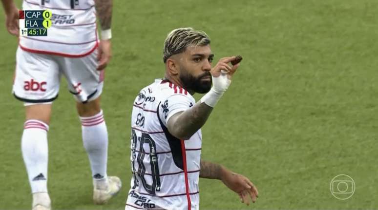 Gabigol exibe o biscoito atirado pelos torcedores do Furacão na Ligga Arena –