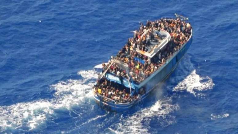 Uma foto sem data fornecida pela guarda costeira grega mostra migrantes a bordo do navio de pesca lotado