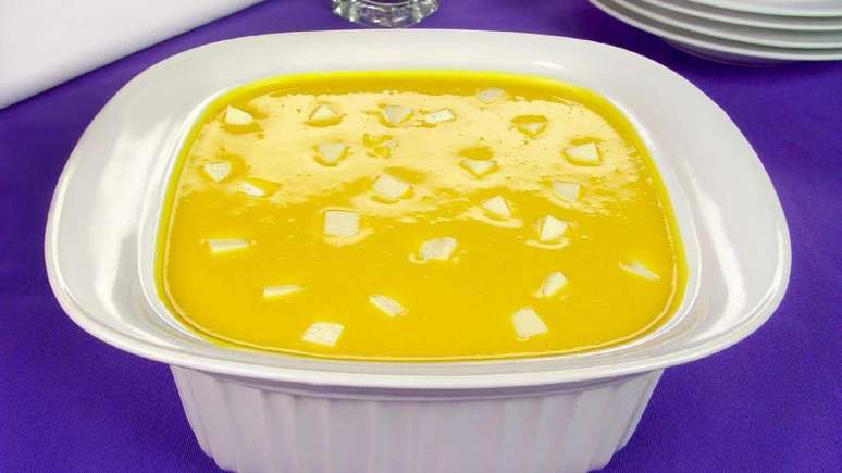 Caldo de abóbora com queijo coalho