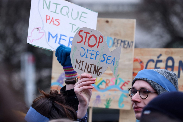 Ativistas participaram, em mar&ccedil;o, de uma manifesta&ccedil;&atilde;o em frente ao Parlamento Europeu para impedir a minera&ccedil;&atilde;o no fundo do mar