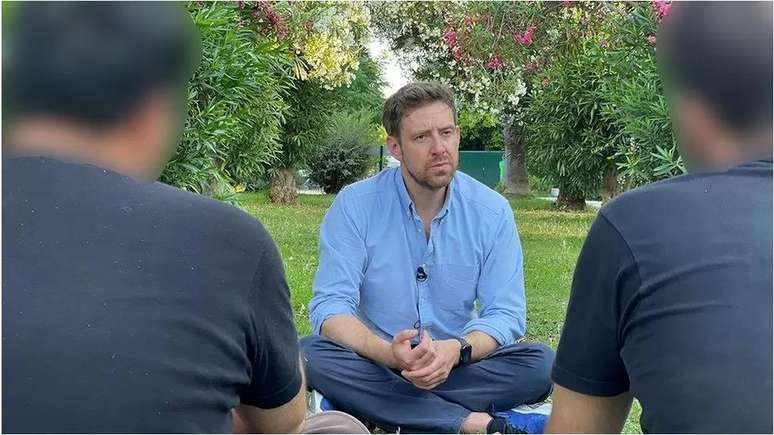 Ahmad e Musaab falaram com o rep&oacute;rter Nick Beake (ao centro). Eles dizem que temem a guarda costeira grega