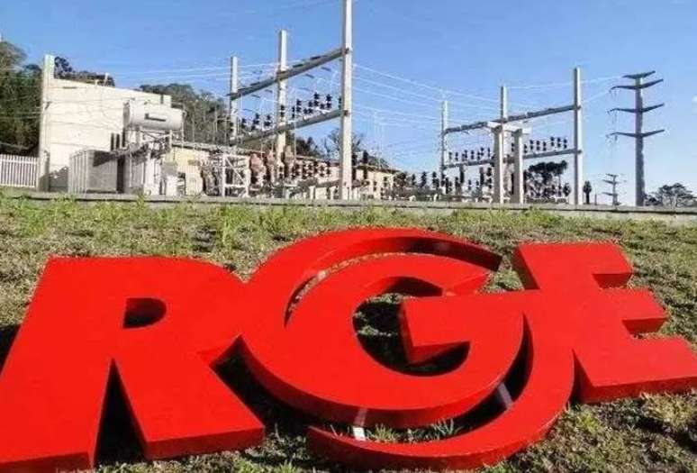 A concessionária de energia elétrica Rio Grande Energia (RGE) deve pagar R$ 300 mil por danos morais coletivos. A empregadora não mantinha registros corretos das jornadas dos empregados