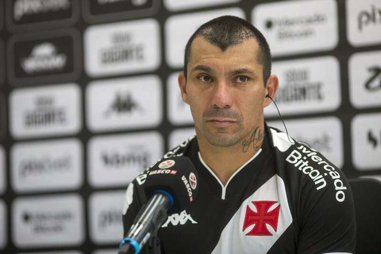 Gary Medel é apresentado oficialmente no CT Moacyr Barbosa, do Vasco –