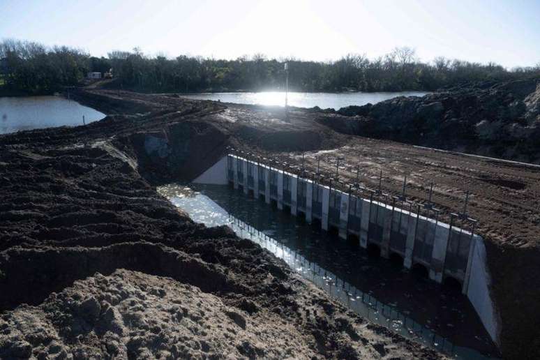 Uruguai construiu &agrave;s pressas uma nova barragem para conter &aacute;gua doce, mas devido aos materiais utilizados n&atilde;o ser&aacute; permanente.