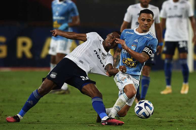 Cristhian Valencia e Yoshimar Yotun em Sporting Cristal x Emelec – Cris Bouroncle/AFP via Getty Images