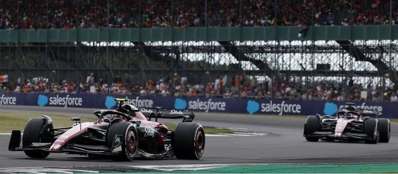 Bottas e  Zhou em Silverstone. Mesmo com esforço, mais uma vez a Alfa Romeo não pontuou