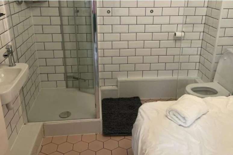 Banheiro com cama foi listado como apartamento para ser alugado por temporada em app
