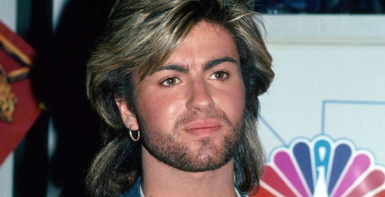 George Michael se declarou gay apenas aos 35 anos após um escândalo de prisão ao tentar seduzir um policial