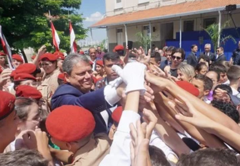 O governador Tarcísio de Freitas em visita a uma escola militar
