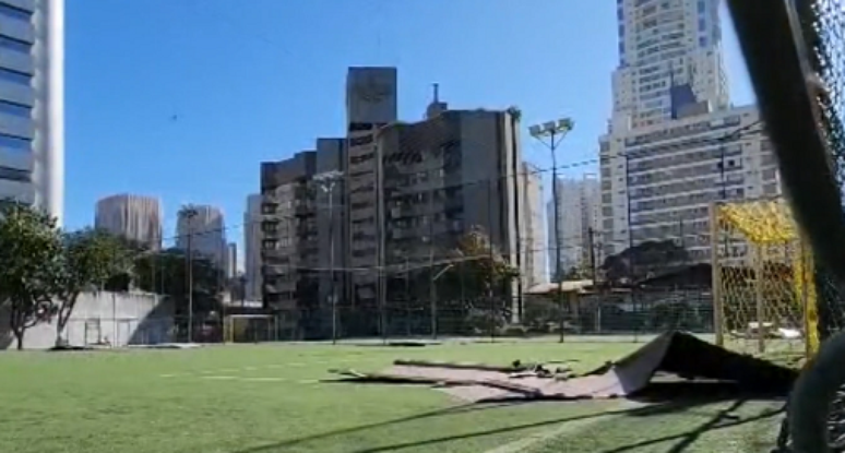 Placas de alumínio caíram dentro de campo de futebol nesta quinta-feira, 13