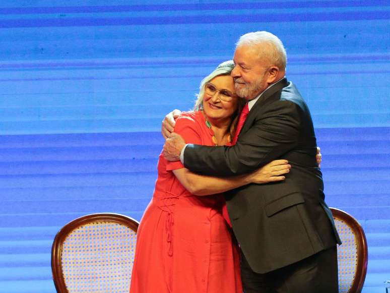 A agora ex-presidente da Caixa Rita Serrano abraça o presidente Lula.