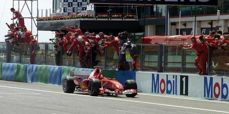 Schumacher e Ferrari fazem um trabalho espetacular e vencem o GP da França de 2004