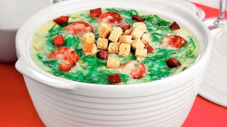 Caldo verde com calabresa e bacon