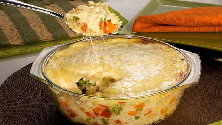 Arroz de forno colorido com queijo