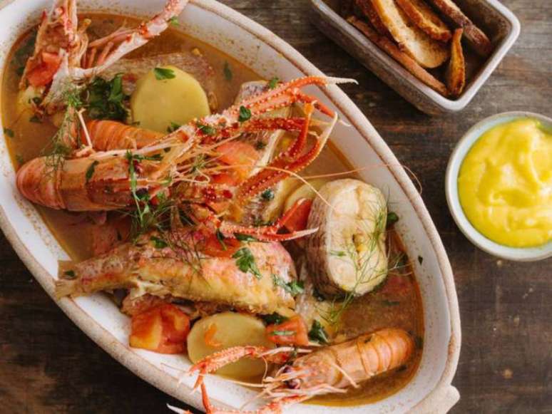 O nome deste prato significa ‘ferver restos’, pois os pescadores juntavam o que sobrava do seu dia de venda para comerem juntos
