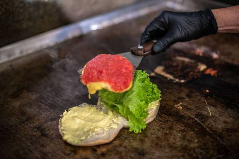 Preparação do X-Salada do Seu Oswaldo: na chapa e com molho de tomate 'secreto'