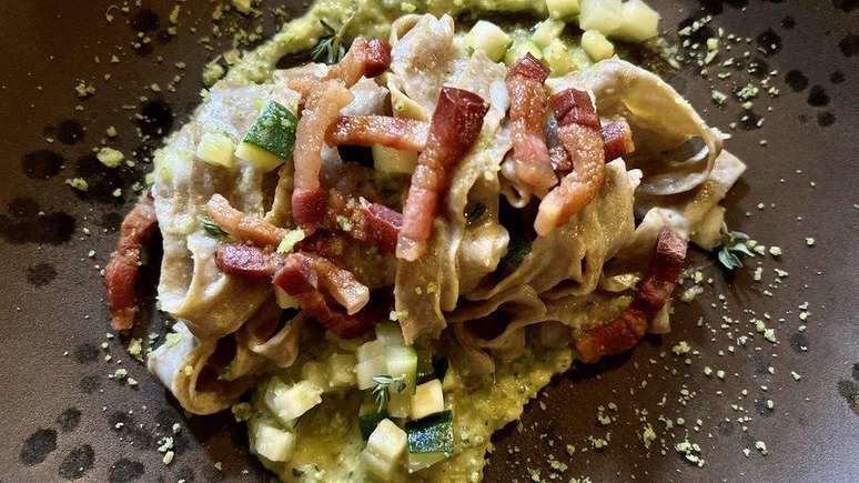 Tagliatelle de grilo servido com bacon e abobrinha
