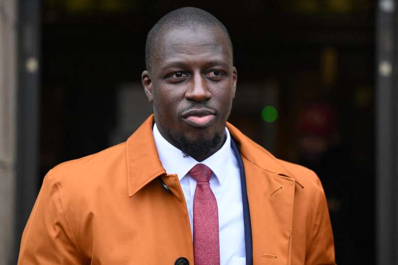 Benjamin Mendy na saída do tribunal nesta sexta-feira –